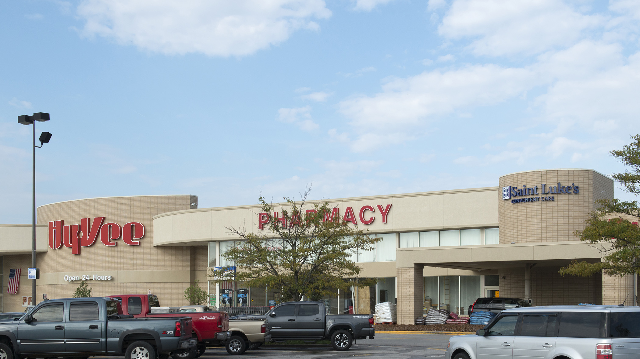 HyVee grocery store, pharmacy, and Saint Luke's Convenient Care exterior view