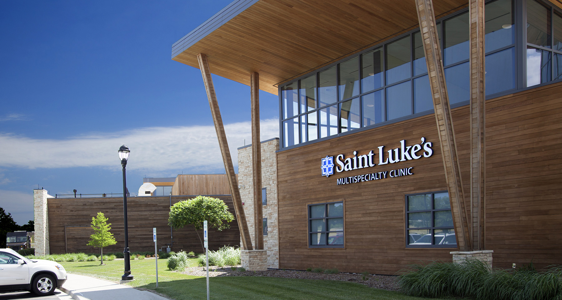 Exterior view of Saint Luke's Multispecialty Clinic at Shoal Creek