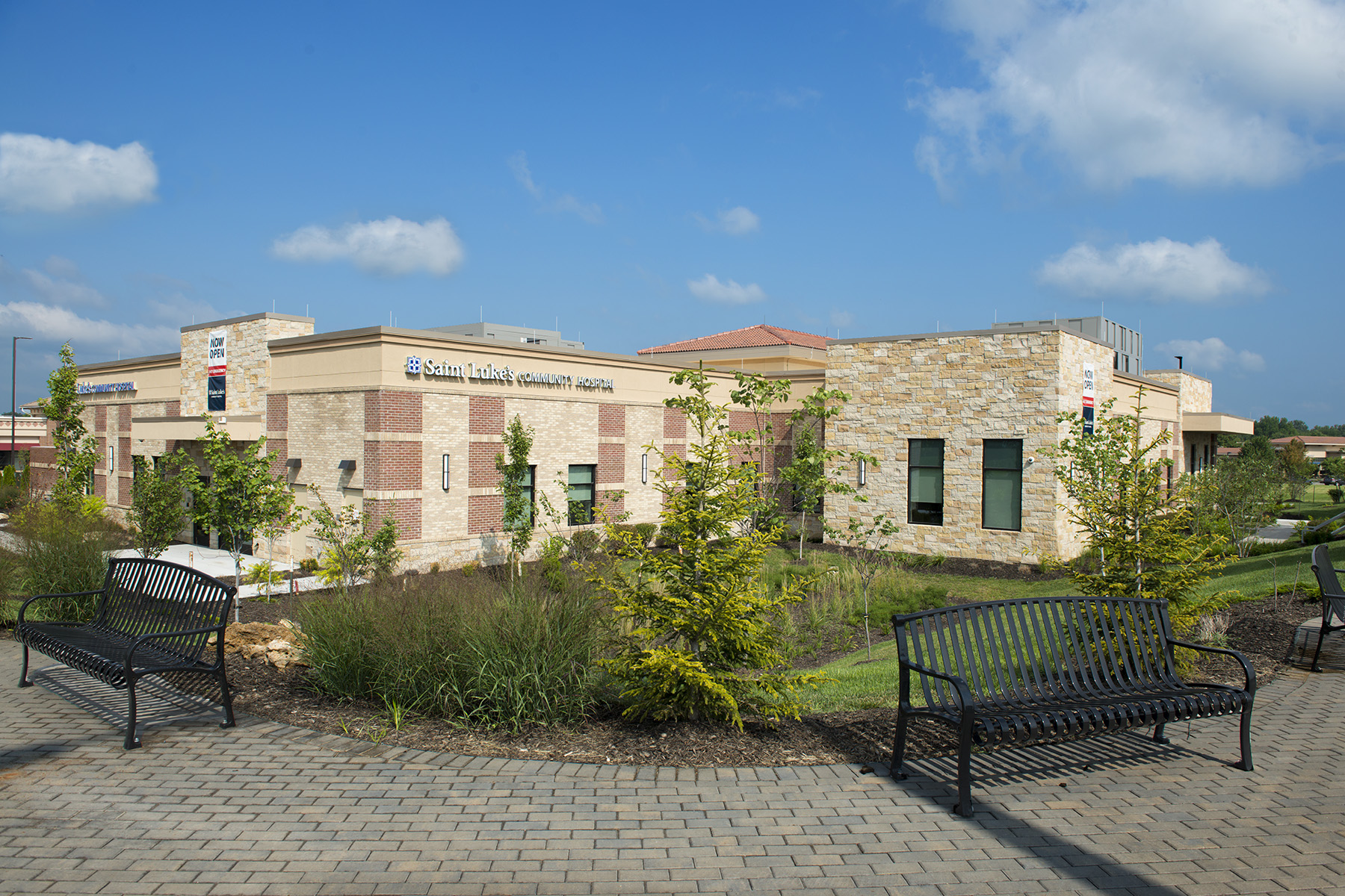 Exterior view of a Saint Luke's Community Hospital in Leawood, Kansas