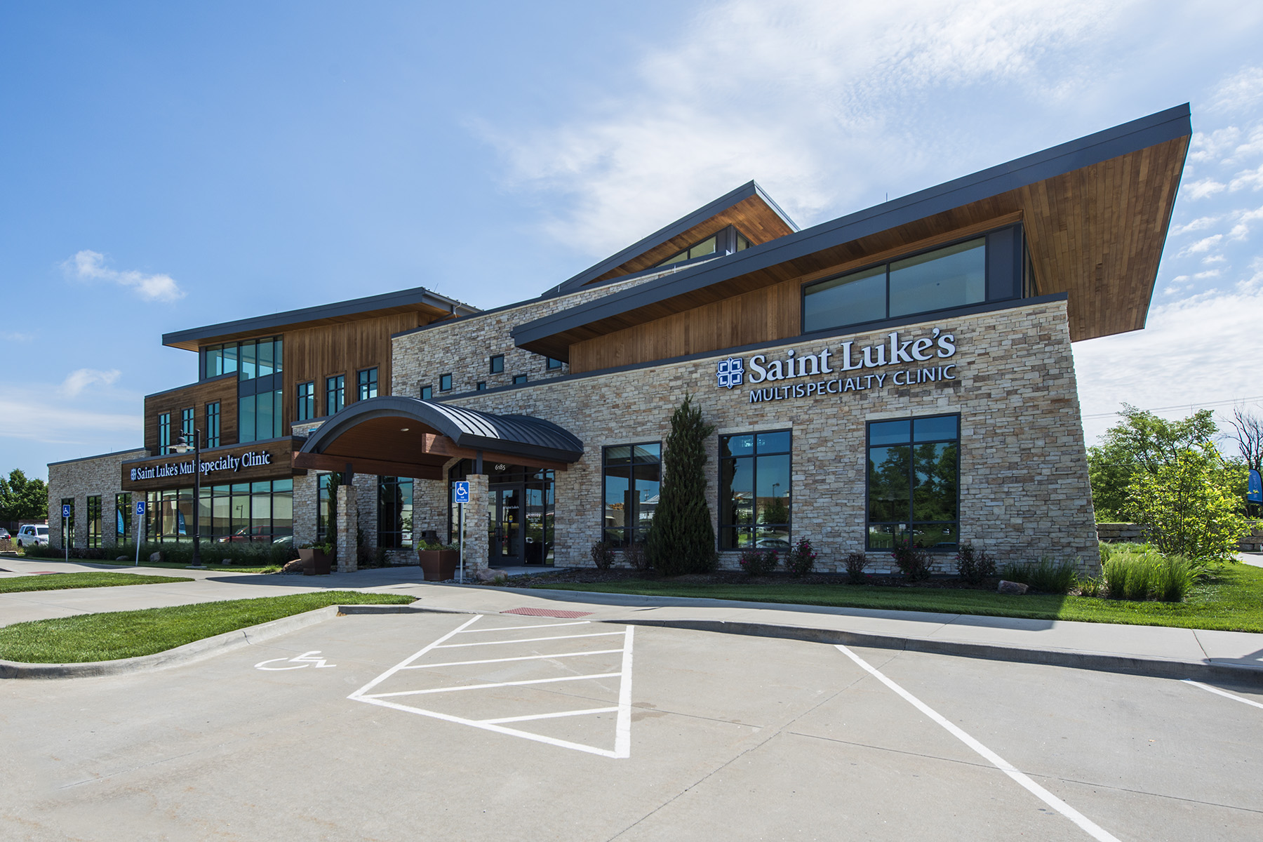 Exterior view of a Saint Luke's Multispecialty Clinic in Parkville, Missouri