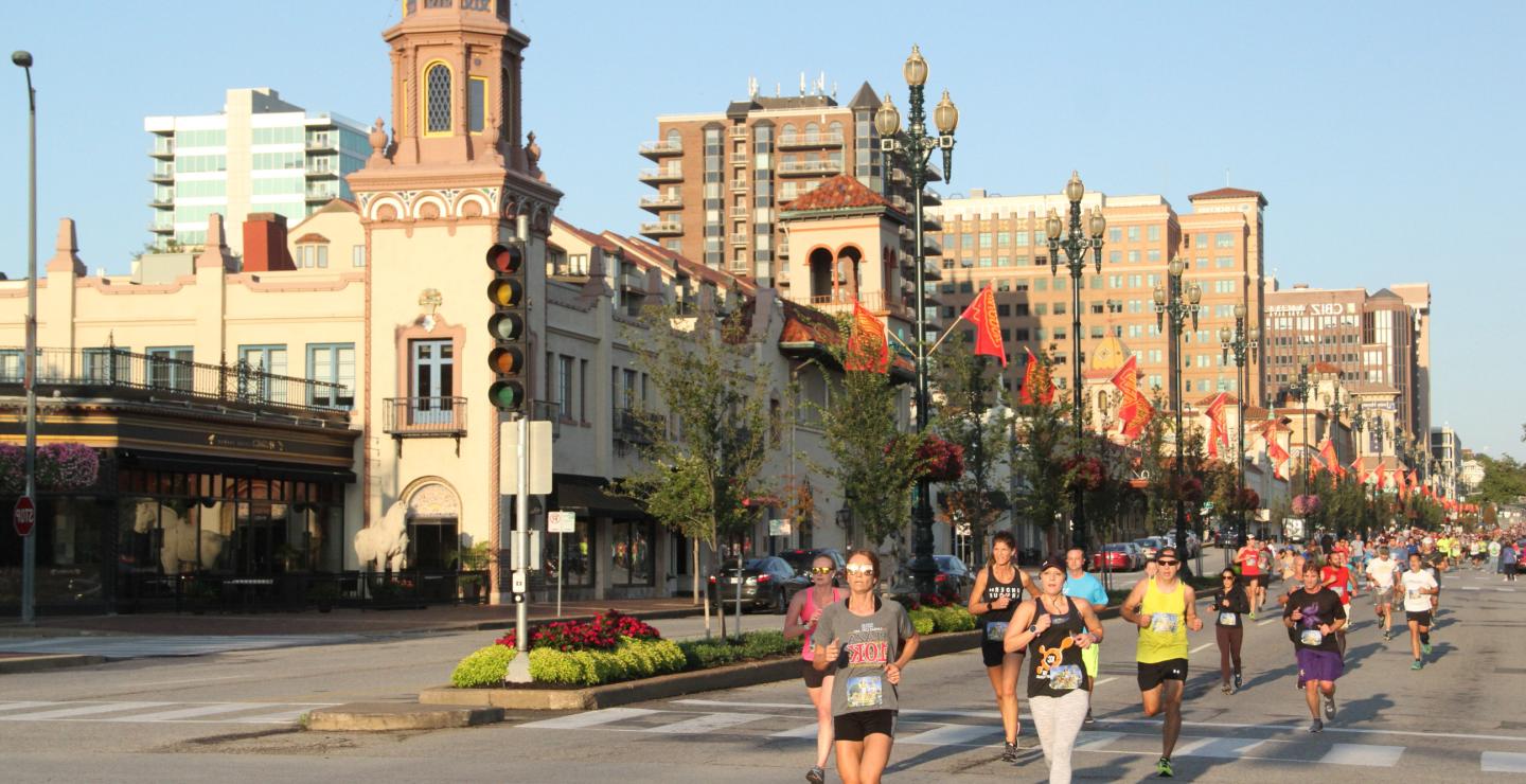 Runners in the Plaza 10K running through the Country Club Plaza