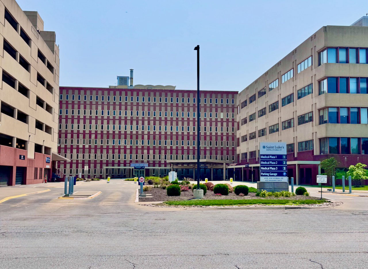 Exterior view of Saint Luke's Hospital's Medical Plaza building
