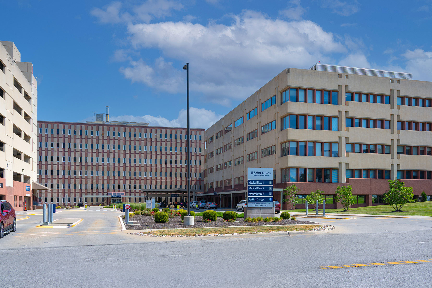 Exterior view of Saint Luke's Hospital's Medical Plaza building