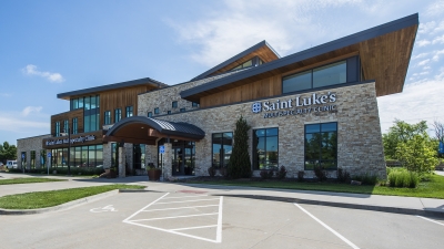 Exterior view of a Saint Luke's Multispecialty Clinic in Parkville, Missouri